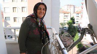  Balkondaki antene yuva yapan kumruya çocuğu gibi bakıyor