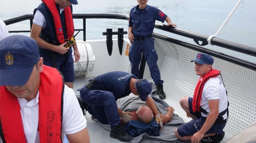 Çanakkale'de denizin ortasında bayılan adamın imdadına Sahil Güvenlik yetişti