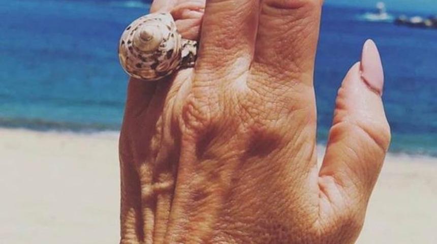 İlgin&ccedil; nişan y&uuml;z&uuml;ğ&uuml;n&uuml; paylaştı, tebrik beklerken tırnakları alay konusu oldu