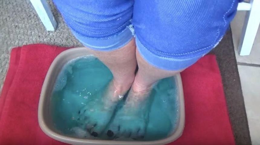  Ağzımızı temizlemek i&ccedil;in kullandığımız gargara, ayak i&ccedil;in de etkili olabilir mi?