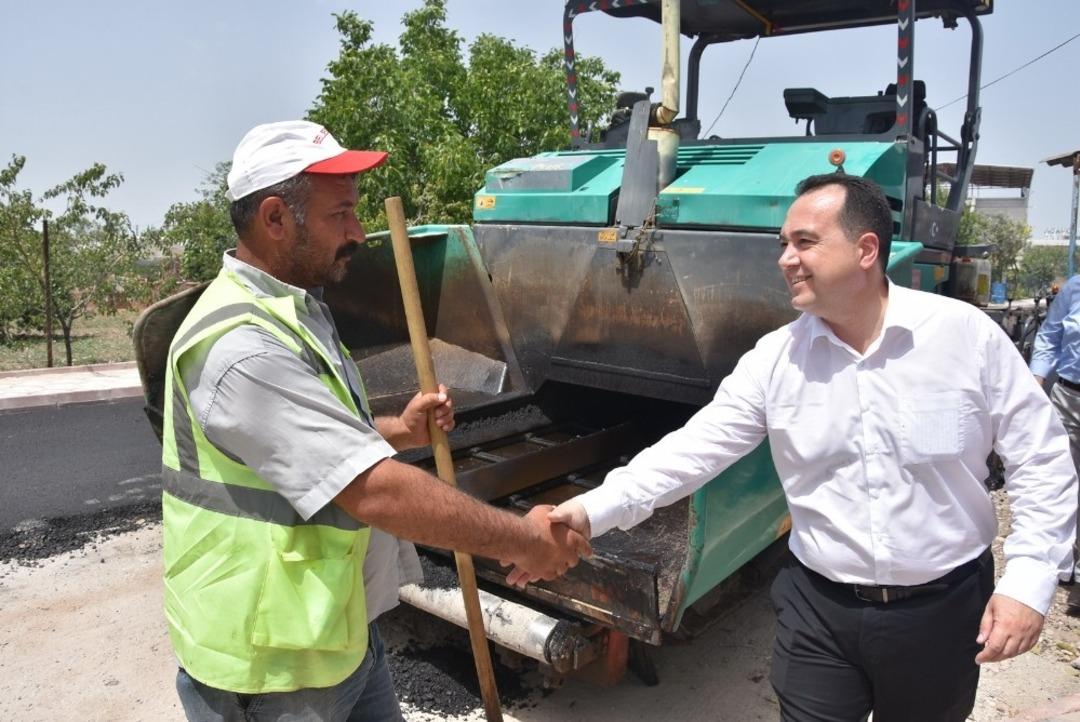 Başkan Dutlulu, asfalt s&ouml;z&uuml;n&uuml; tutuyor