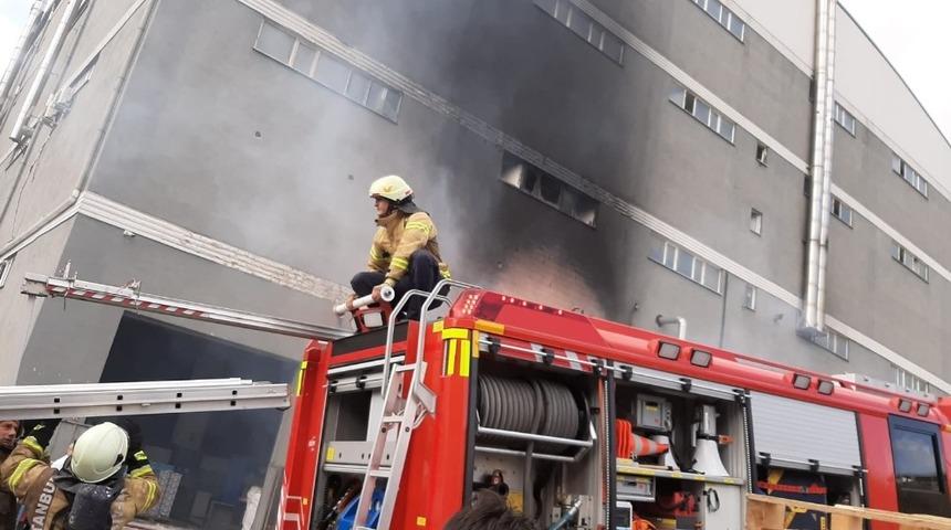 Hadımk&ouml;y&rsquo;de bir plastik fabrikası alev alev yandı
