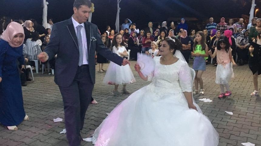 G&ouml;rme engelli &ccedil;iftin sazlı s&ouml;zl&uuml; d&uuml;ğ&uuml;n&uuml;