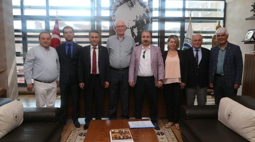 Sinerji Hareketi Derneği y&ouml;neticileri Başkan Kazım Kurt&rsquo;u ziyaret etti