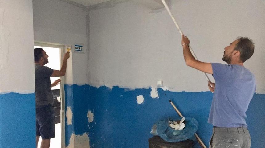 M&uuml;d&uuml;r ve &ouml;ğretmenler okul boyadı