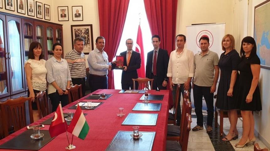 &Ccedil;orum heyeti Budapeşte b&uuml;y&uuml;kel&ccedil;isini ziyaret etti