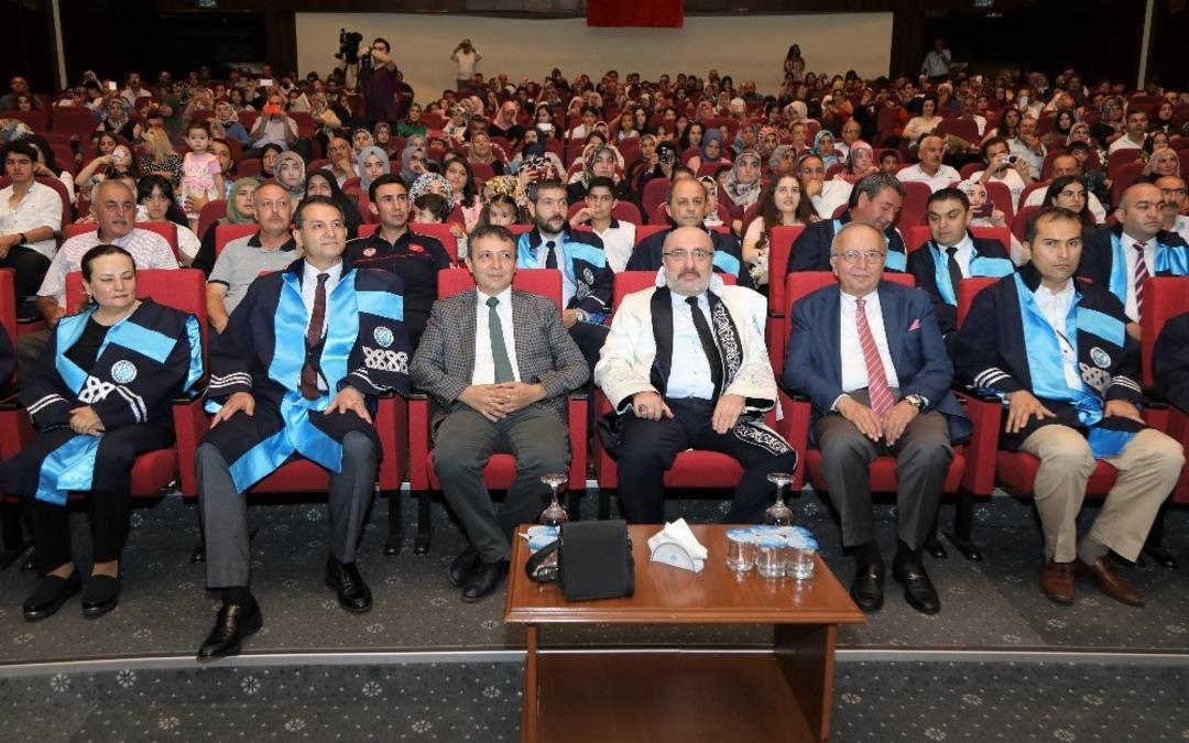 KAY&Uuml; Mustafa &Ccedil;ıkrık&ccedil;ıoğlu Meslek Y&uuml;ksekokulu Yeni Mezunlarını verdi
