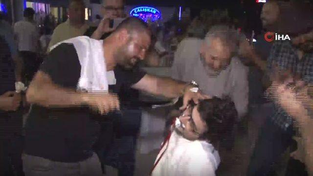 Ağzında emzik, bir elinde merdane, diğer elinde çalı süpürgesi