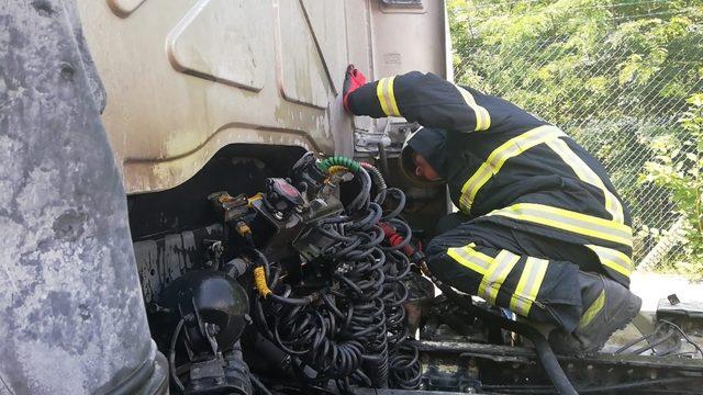 Tırda çıkan yangını itfaiye söndürdü