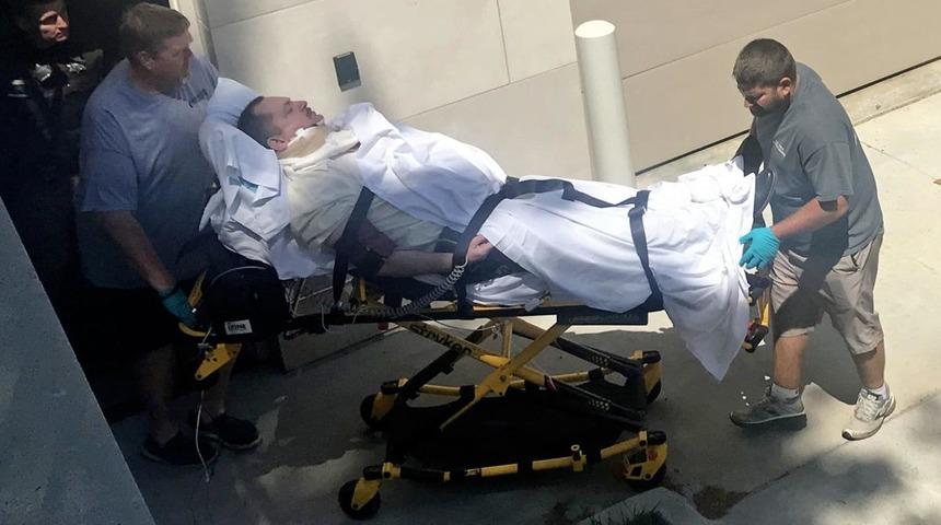 Cinayet zanlısı mahkeme sırasında kendi boğazını kesti