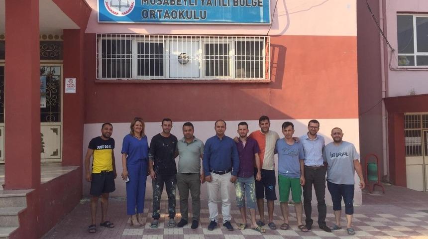 Öğretmenler okulları boyadı