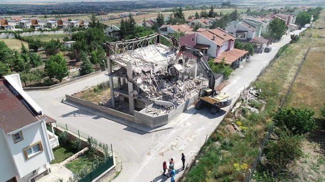 Ankara'da kaçak villa yıkıldı