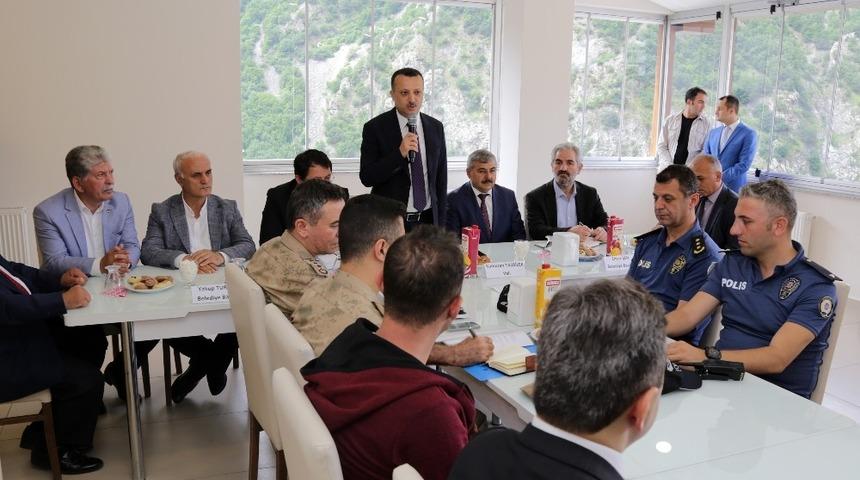 Vali Taşbilek K&uuml;rt&uuml;n ve Torul il&ccedil;esinde muhtarlarla buluştu