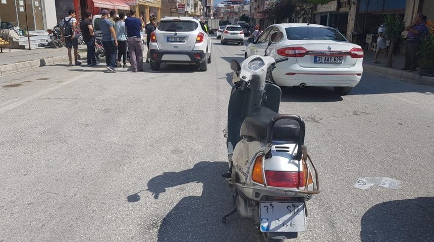 Otomobilin &ccedil;arptığı motosiklet s&uuml;r&uuml;c&uuml;s&uuml; yaralandı