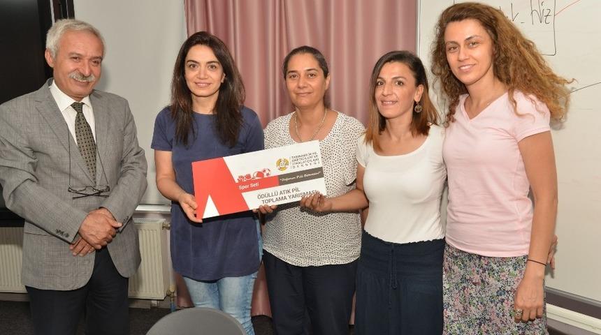 Başkan Mızraklı, atık pil toplayan okullara &ouml;d&uuml;llerini verdi