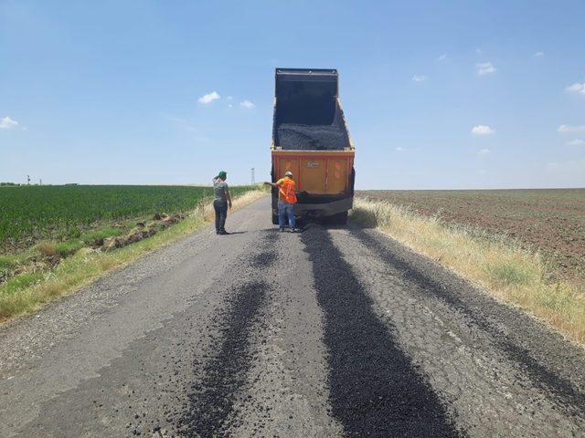 Kırsal mahallelerde yol bakım ve onarım çalışmaları sürüyor