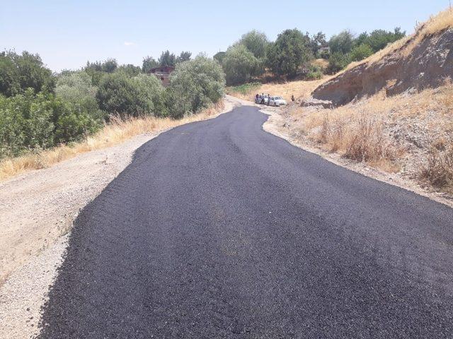 Kırsal mahallelerde yol bakım ve onarım çalışmaları sürüyor