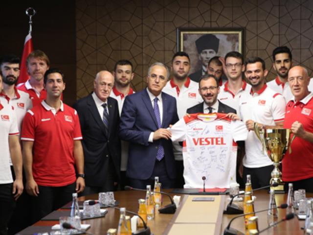 Bakan Kasapoğlu, şampiyon voleybolcuları kabul etti