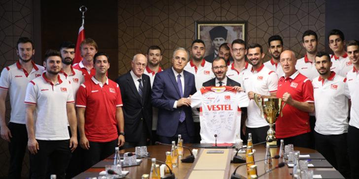 Bakan Kasapoğlu, şampiyon voleybolcuları kabul etti
