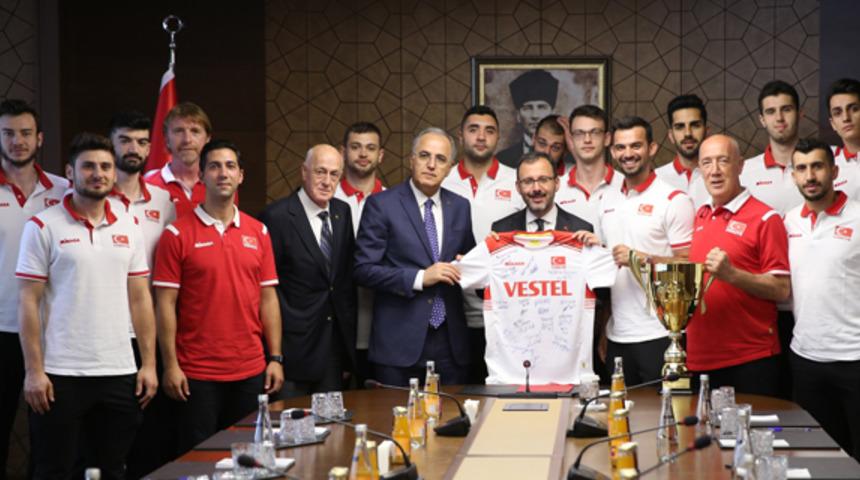 Bakan Kasapoğlu, şampiyon voleybolcuları kabul etti