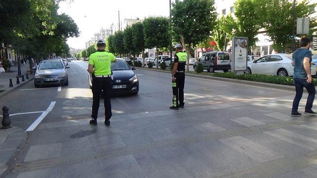 Trafik polislerinden öncelik yayanın uygulaması