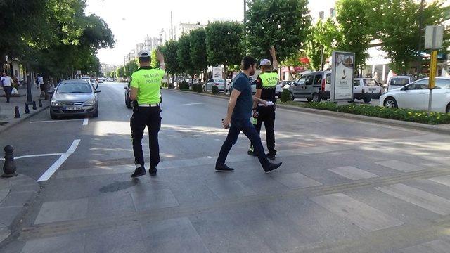 Trafik polislerinden öncelik yayanın uygulaması