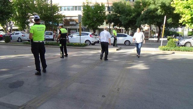 Trafik polislerinden öncelik yayanın uygulaması