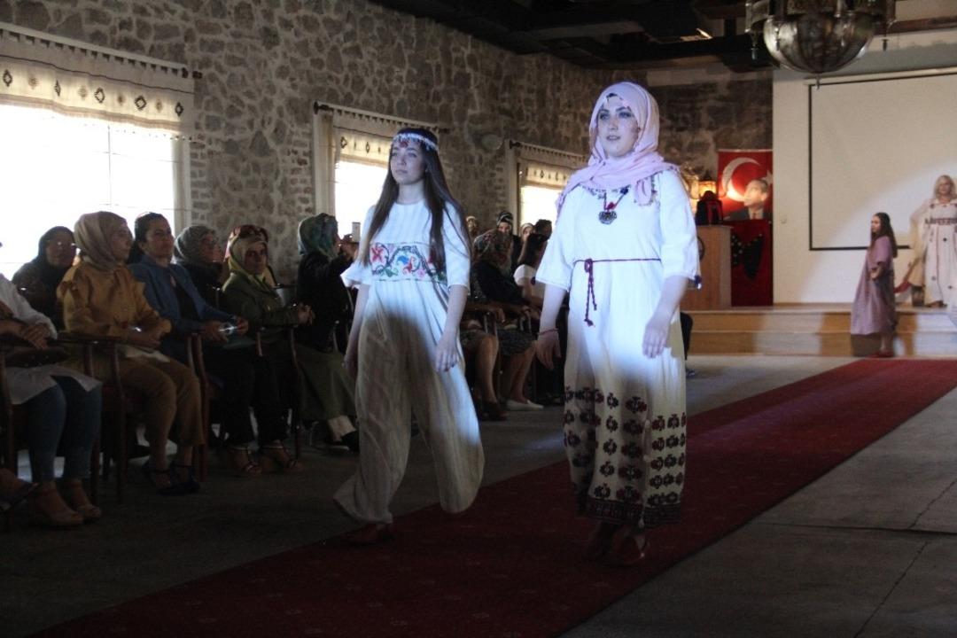 Anadolu motifleri defilede sergilendi