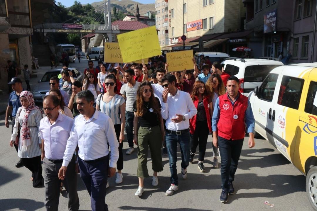 Y&uuml;zlerce gen&ccedil; uyuşturucuya &lsquo;hayır&rsquo; dedi