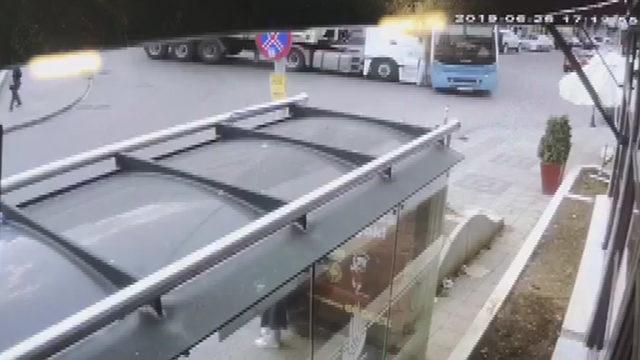 Tuzla'da halk otobüsüyle TIR'ın çarpıştığı kaza kamerada