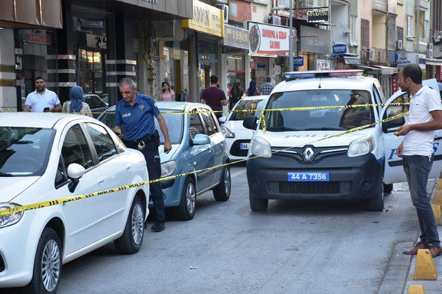 Silahlı kavgada, yoldan geçen kişi vuruldu