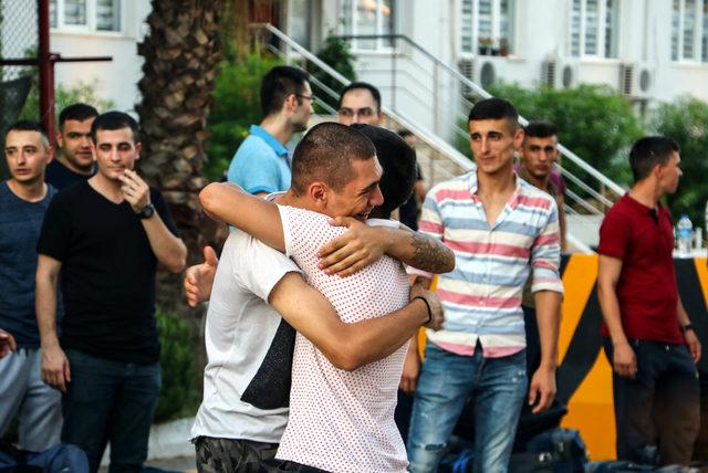 Antalya'da askerlerin erken terhis sevinci