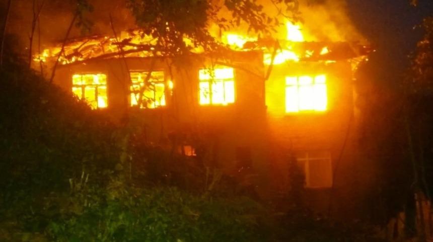 &Ccedil;atı yangını evi k&uuml;l etti