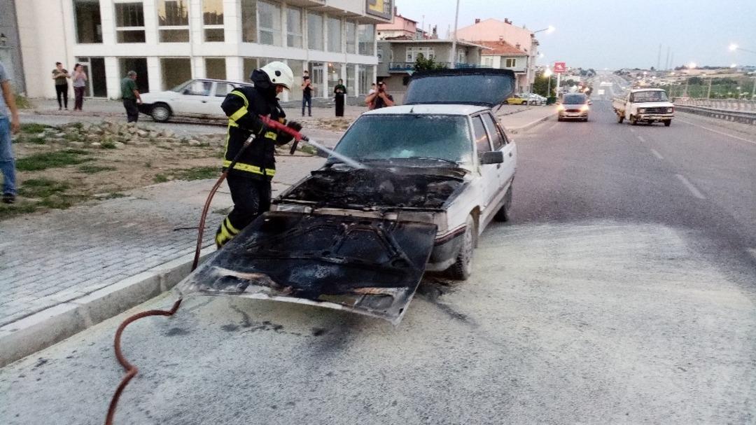 Seyir halindeki ara&ccedil; alev alev yandı