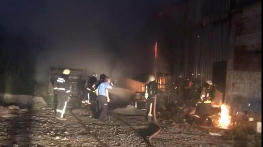 Bursa'nın Yıldırım ilçesinde kumaş deposunda çıkan yangın korkuttu