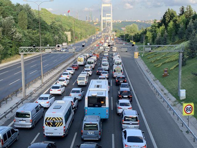 FSM'de 4 şerit kapatıldı, trafik oluştu 