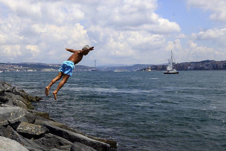 Sıcaktan bunalan soluğu İstanbul Boğazı'nda aldı! G2