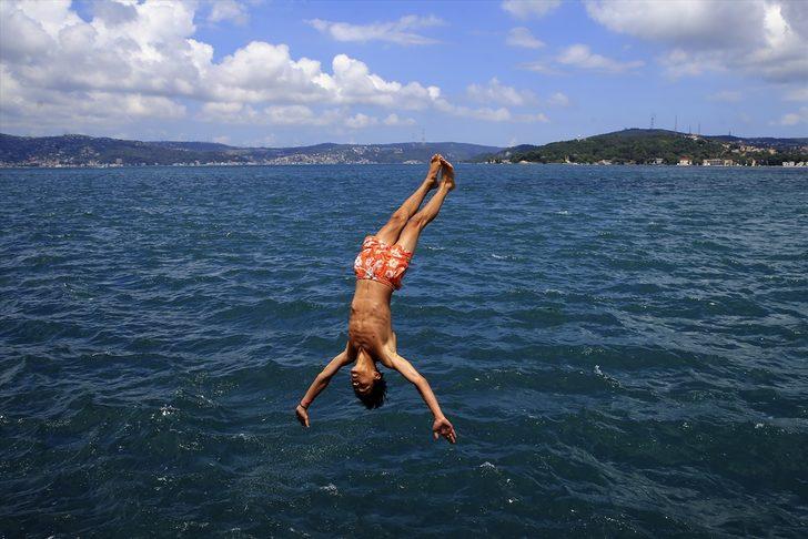 Sıcaktan bunalan soluğu İstanbul Boğazı'nda aldı! G3