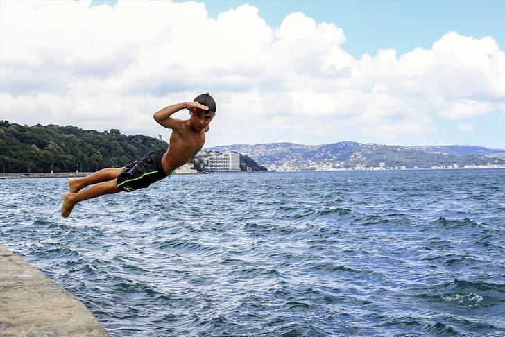 Sıcaktan bunalan soluğu İstanbul Boğazı'nda aldı! G4