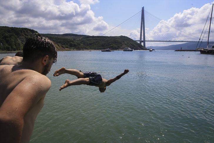 Sıcaktan bunalan soluğu İstanbul Boğazı'nda aldı! G5