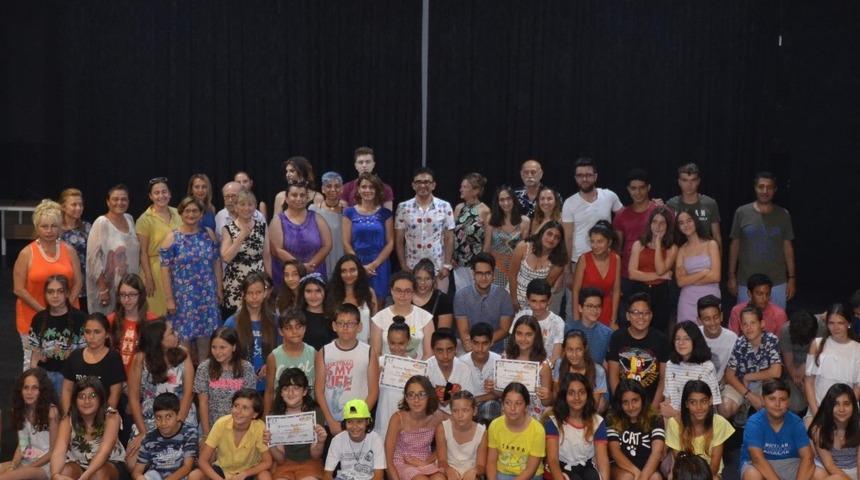 Kuşadası Belediye tiyatrosu kursiyerleri sertifikalarını aldı