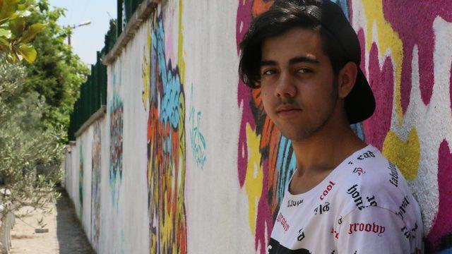 Kötü görünümlü duvarları çizimleriyle renklendiriyor