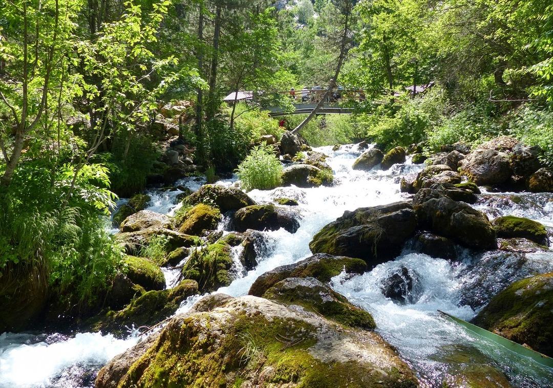 Su ve kuş seslerinin buluştuğu mağara b&uuml;y&uuml;l&uuml;yor