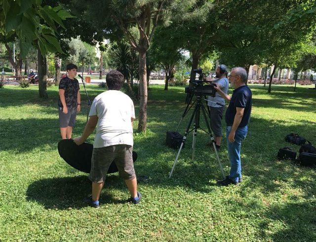 Ödemiş'te öğrenciler tohum için çalıp, söyledi