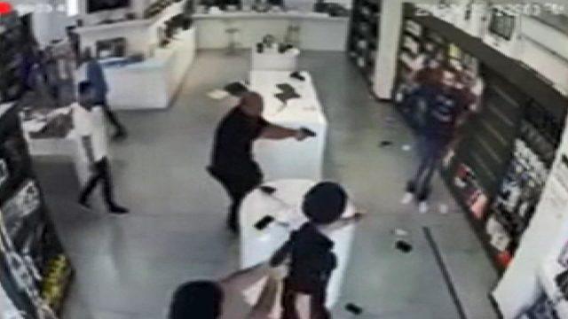 Kadın çalışanı rehin alıp, mağazayı soymaya kalktı