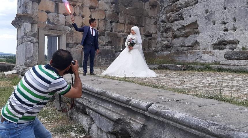 Aizonai Antik Kenti evlenen &ccedil;iftler i&ccedil;in doğal fotoğraf st&uuml;dyosu oldu