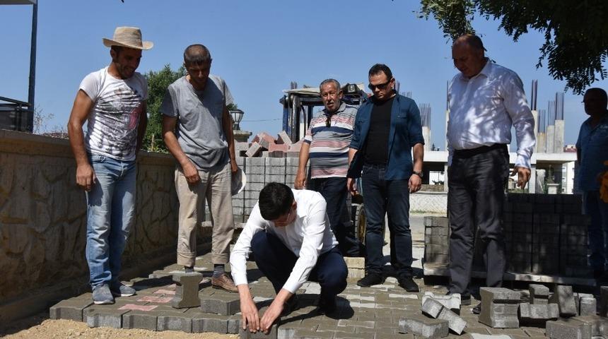 Başkan &Ouml;zcan iş&ccedil;ilerle parke taşı d&ouml;şedi