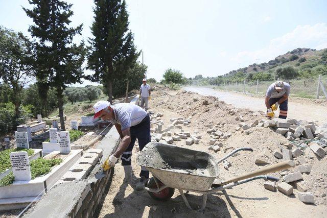 Efeler Belediyesi zarar gören mezarlığı onarıyor