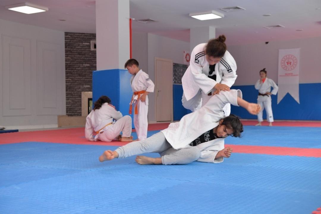 Altıeyl&uuml;l&rsquo;de Yaz Spor Okulları başladı