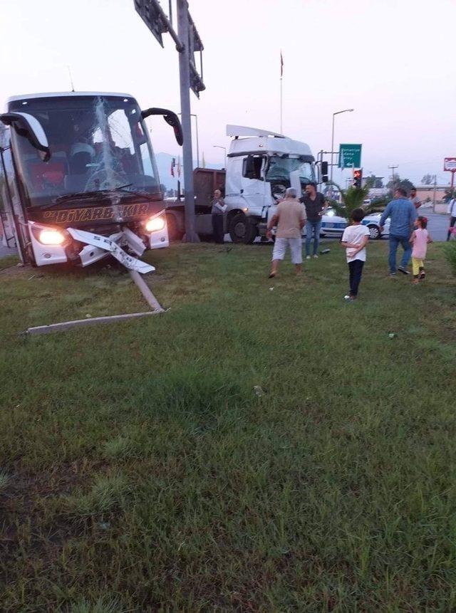 Hatay’da yolcu otobüsü tırla çarpıştı: 7 yaralı